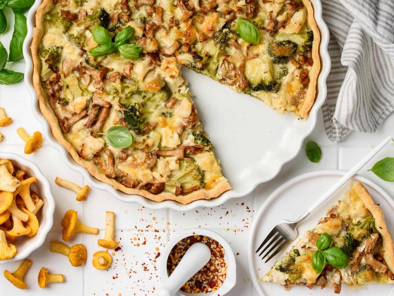 Tarta z kurczakiem i kurkami: przepis na obiad lub przystawkę