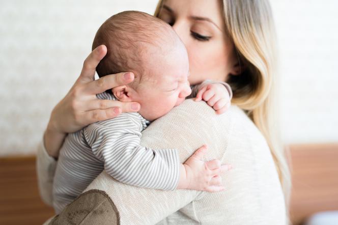 Mama trzyma płaczące niemowlę