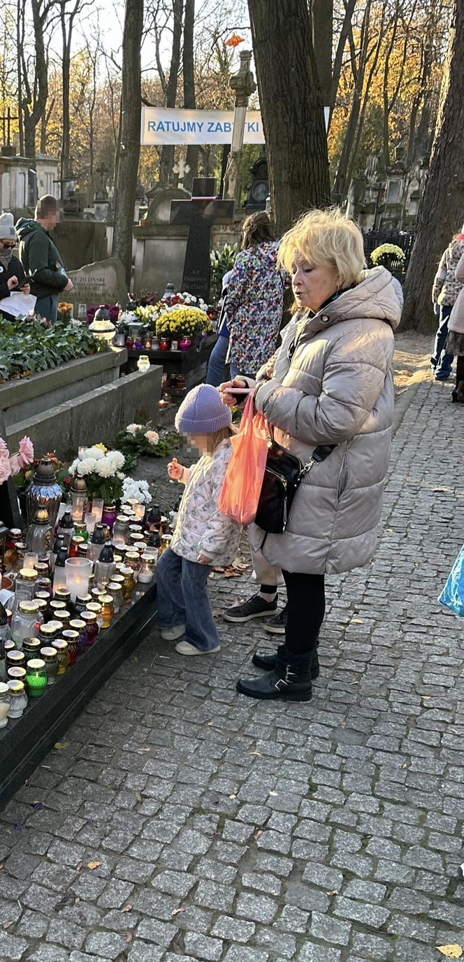 Magdalena Zawadzka na grobie Gustawa Holoubka