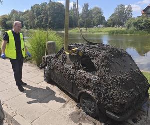 Auta wyłowione z wody przez policję