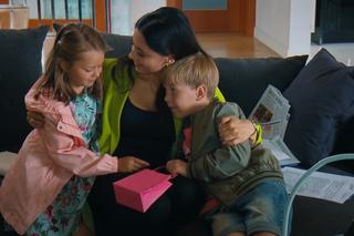 M jak miłość odc. 1700. Iza (Adriana Kalska), Maja (Laura Jankowska), Szymek (Staś Szczypiński)