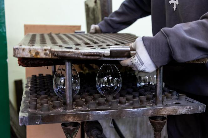 Jak się robi bombki na choinkę? Odwiedziliśmy Szkło-Dekor, fabrykę bombek w Piotrkowie Trybunalskim!