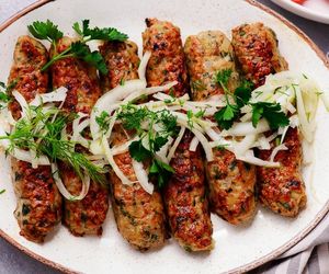 Kurczak w ziemniaczanych rulonikach to hit na każdą okazję. Wypróbuj ten przepis i zaskocz swoich gości