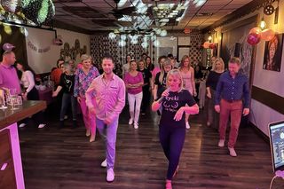 Zaszaleli dla kobiet. Udana ostatkowa maskarada na rzecz chorych na raka piersi