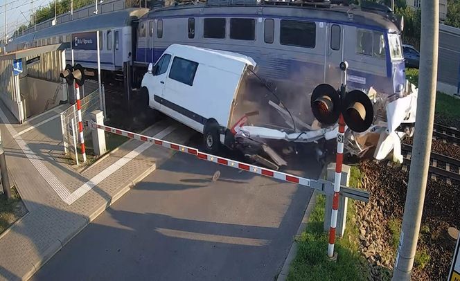 Dostawczak wjechał pod pociąg! Ogromne utrudnienia na kolei