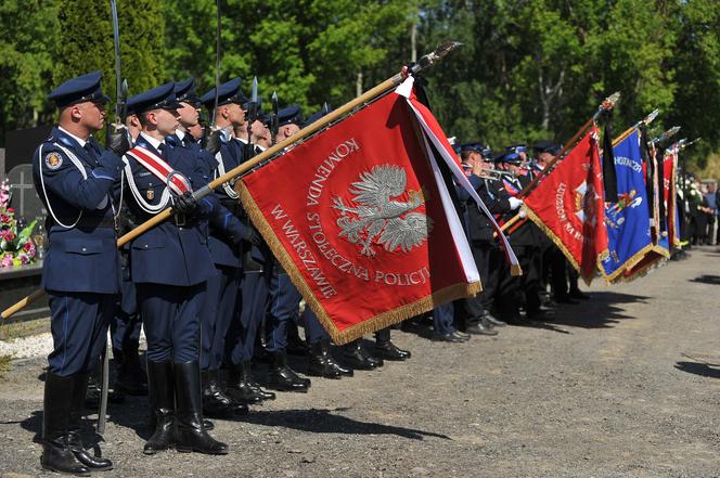 Srebrny orzeł prowadził Arka w ostatniej drodze. Poruszający gest policjantów i strażaków