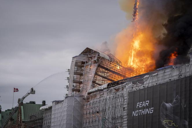 "Nasze Notre Dame" w ogniu! Runęła wieża! "400 lat dziedzictwa w płomieniach" 