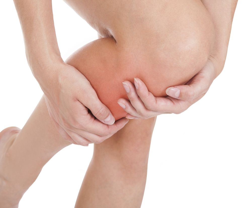 Piszczel (kość piszczelowa) znajduje się z przodu nogi, między kolanem a stopą