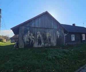 Poruszający mural rodziny Ulmów w Markowej