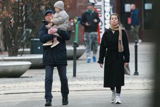 Krzysztof Diablo Włodarczyk wyskoczył nad polskie morze z ukochaną córeczką i partnerką