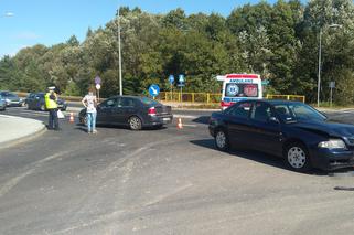 Zderzenie dwóch osobówek na obwodnicy Brodnicy. Jedna osoba trafiła do szpitala! [ZDJĘCIA]