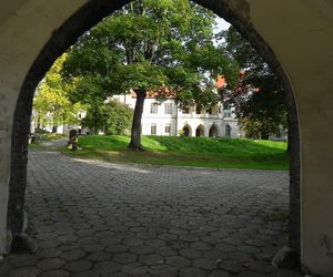 To najpiękniejszy taki pałac w Małopolsce. Jego historia wiąże się z mistyfikacją