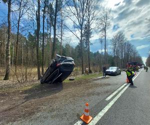 Pod Lubienią dachowało auto osobowe. Jedna osoba poszkodowana