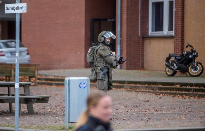 Niemieckie jednostki policji szturmują szkołę w Hamburgu po doniesieniach o bandycie