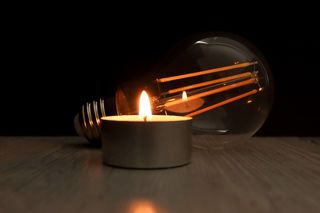 Blackout w Polsce? Lista przedmiotów, które warto mieć w domu na ewentualny brak prądu