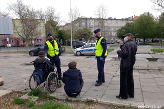 Zamiast mandatu - maseczka. Policjanci wspierają szczecińskich bezdomnych