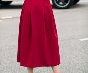 Wielki come back plisowanej spódnicy. Jesienią stanie się twoim biurowym uniformem