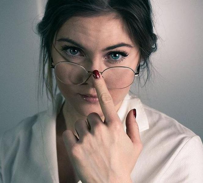 Martyna Grajber w łóżku z pucharem