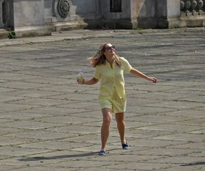 Małgorzata Socha przebiera się w parku