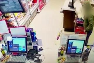 Rabuś z Ostródy napadł na stację. Zamiast wielkiej fortuny, zabrał białego misia