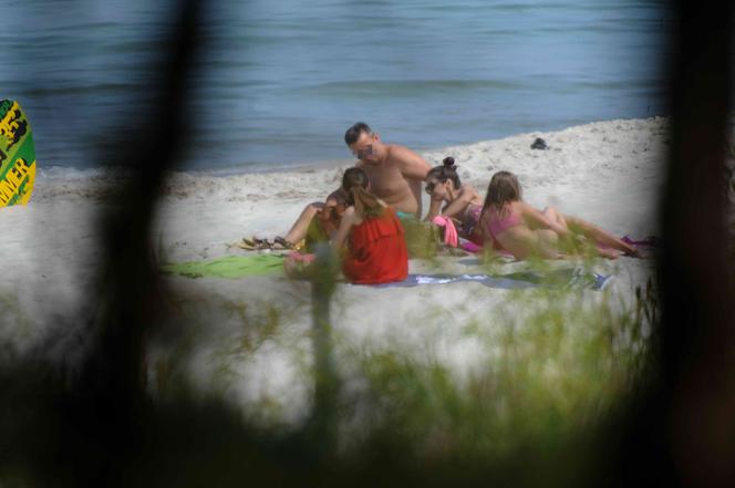 Kaczyńska z nieznajomym smaży się na plaży