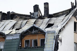 Blok przy ul. Powstańców w Ząbkach po pożarze