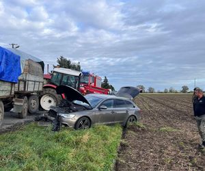 Drogowa demolka pod Rawiczem. Osobówka huknęła ciągnik, aż urwały się koła