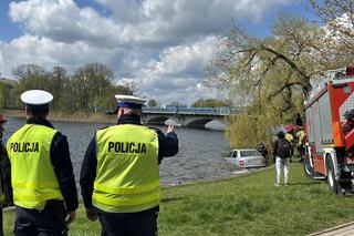 Samochód dryfował w jeziorze. Policja szukała właściciela