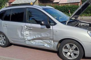 69-latka nie zatrzymała się przed znakiem „STOP”. Volkswagenem uderzyła w kię 