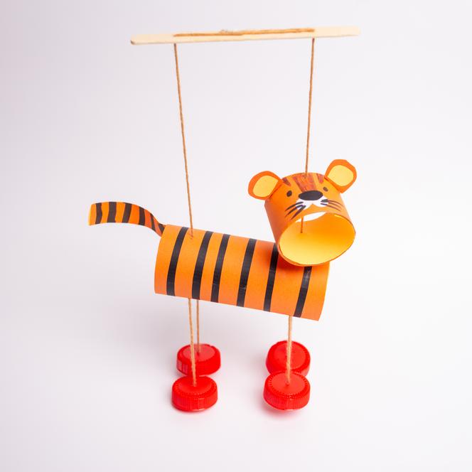 Zabawki DIY - lew marionetka z rolki 