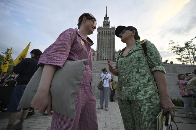 Przeszli przez Warszawę w piżamach i kapciach. Krzyczeli "Chcemy spać!"