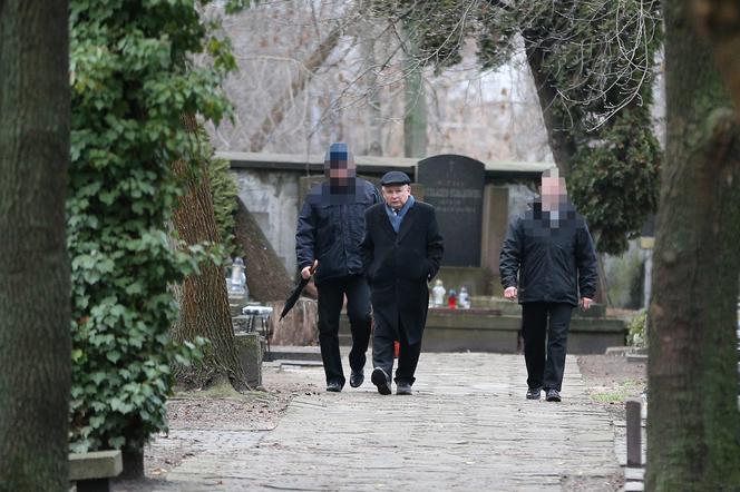 Prezes zawiózł choinkę na grób mamy