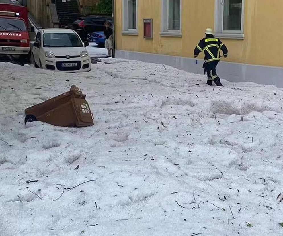 Szokująca anomalia w Niemczech! Grad zasypał miasto, ulice białe