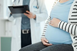 Serce 28-latki stanęło w czasie porodu! Lekarze prowadzili reanimację i cesarskie cięcie