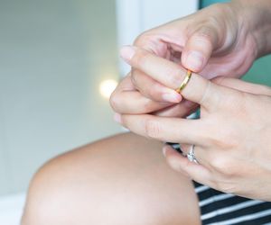 Worki pod oczami, za ciasny pierścionek? Za te objawy odpowiada lubiany składnik