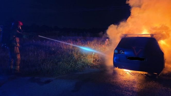 Ogień zaczął buchać z samochodu. Pilna akcja strażaków  