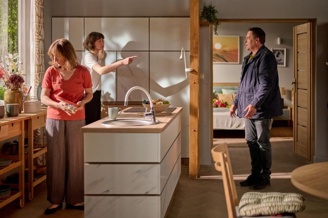 Na Wspólnej odc. 4077. Brygida (Maja Wolska), Michał (Robert Kudelski), Iga (Lidia Sadowa)