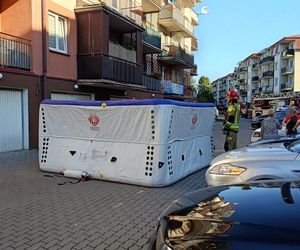 Niewiarygodne! 22-latek skoczył z drugiego piętra i uciekł do mieszkania. Co się stało w Siedlcach?