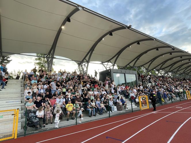 Kibice na otwarciu stadionu w Starachowicach