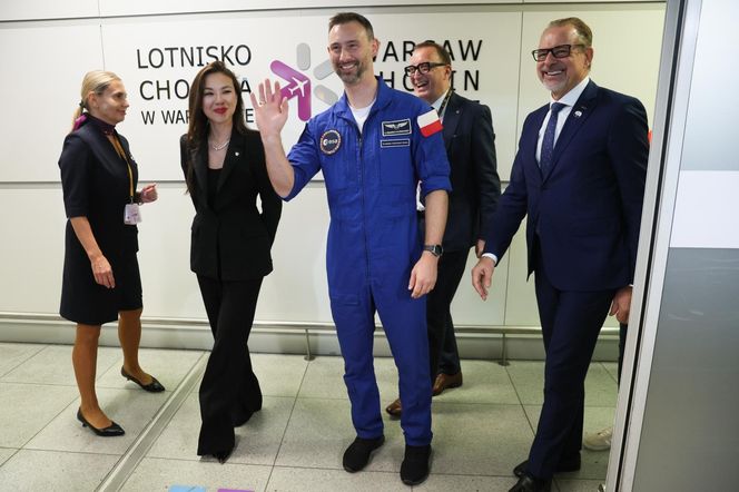 Sławosz Uznański-Wiśniewski na lotnisku Chopina 