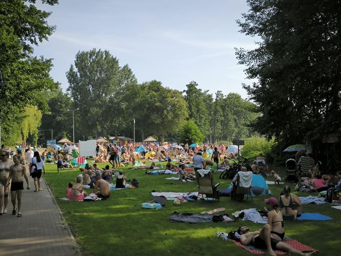 Długi sierpniowy weekend na plaży w Osiecznej