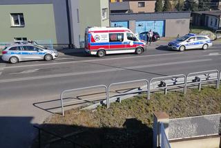 Szok! Na środku ulicy wymachiwał nożami. Policjanci byli bezradni!