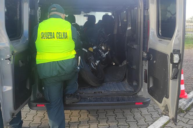 Skradzione motocykle w busie wjeżdżającym z Niemiec