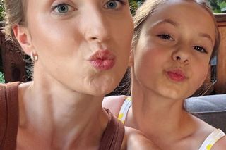 M jak miłość nowy sezon. Natalka (Dominika Suchecka), Hania (Wiktoria Basik) na planie