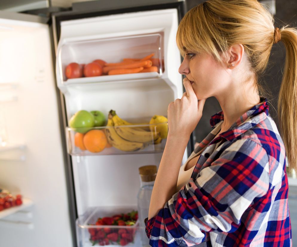 Kobieta wybiera produkty z lodówki 