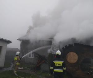  Pożar domu w powiecie nakielskim! Na miejscu aż 11 zastępów straży pożarnej [ZDJĘCIA]