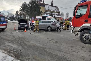 Potężna KRAKSA na ulicy Nawojowskiej w Nowym Sączu. Dwie osoby trafiły do szpitala