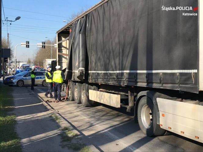 Katowice. Niebezpieczny towar wypadł z dostawczaka [ZDJĘCIA]