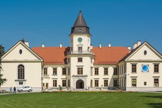 Zamek Tarnowskich w Dzikowie. Miejsce, które warto odwiedzić podczas wakacyjnych podróży