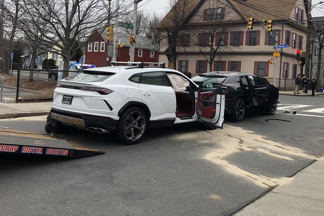 Ukradli dwa Lamborghini Urus i rozbili je o siebie